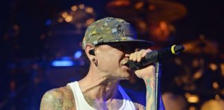 WEST-PALM-BEACH-AUGUST-8-Chester-Bennington-of-Linkin-Park-perform-at-the-Cruzan-Amphitheatre-on_exact1024x768_p